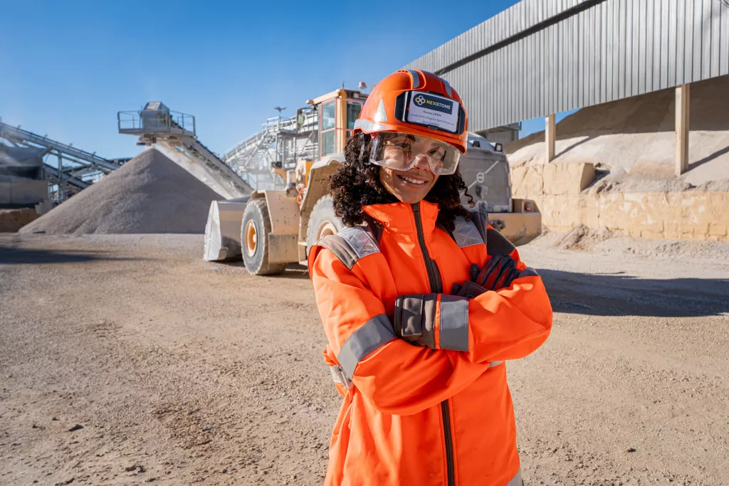 Collaboratrice Nexstone sur site avec les équipements de protection individuel
