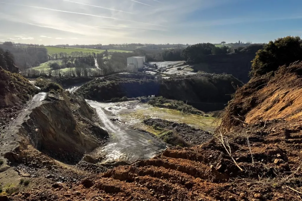Vue d’ensemble de la carrière Nexstone de Mantallot avec zone de stockage de déblais inertes et aménagement du site