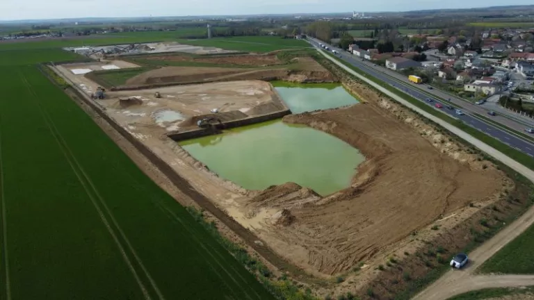 Vue aérienne de la carrière Nexstone de Vauclerc, site faisant l'objet d'opérations d'archéologie préventive menées avec l'Inrap.
