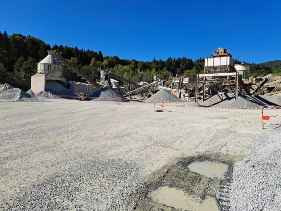Production de granulats pour travaux publics sur site de carrière équipé d’installations de concassage et criblage.