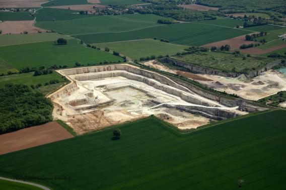 Carrière de Saint-Porchaire vue aérienne, site d’extraction de matériaux minéraux pour construction et aménagement.