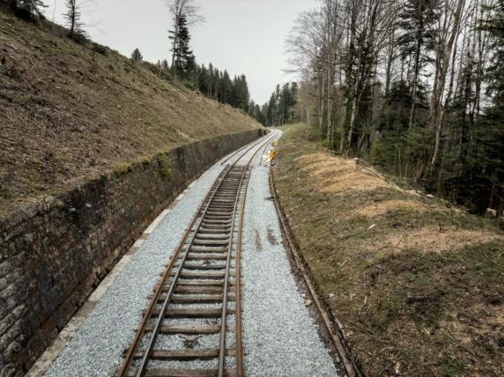 Voie ferrée avec ballast en granulats concassés, assurant stabilité et drainage de l’infrastructure ferroviaire.