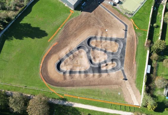 Aménagement d’un pumptrack à Romilly avec revêtement en enrobé, structuration du terrain et espaces de loisirs urbains.