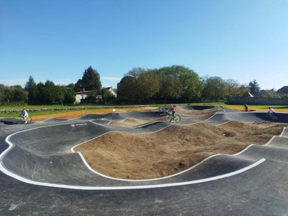 Aménagement d’un pumptrack à Romilly avec revêtement en enrobé, parcours sportif pour vélo, trottinette et BMX.