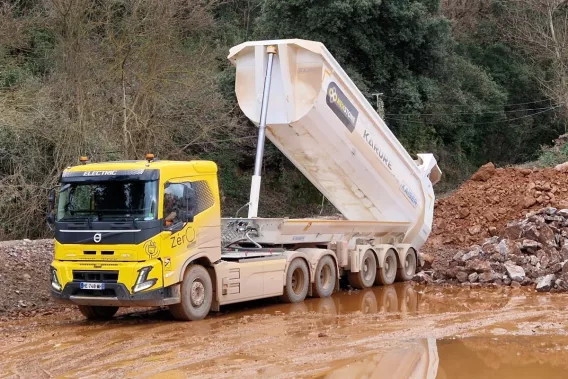 Camion électrique en carrière Nexstone en phase de bennage de granulats sur piste d’exploitation