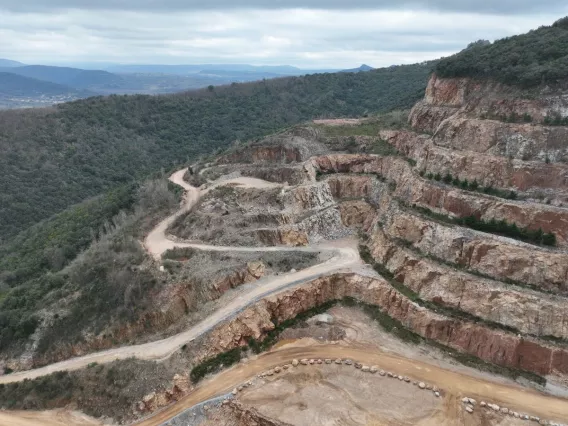 Carrière Les Aires Nexstone en terrasses avec routes d’accès et zones d’extraction en milieu naturel
