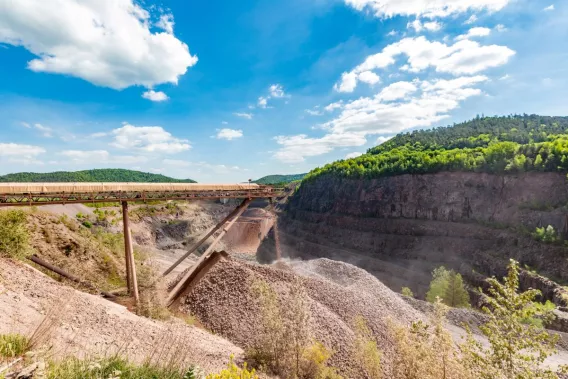 Vue de la carrière de Raon-l’Étape avec convoyeur et zones d’extraction de granulats destinés aux infrastructures ferroviaires, routières et béton.