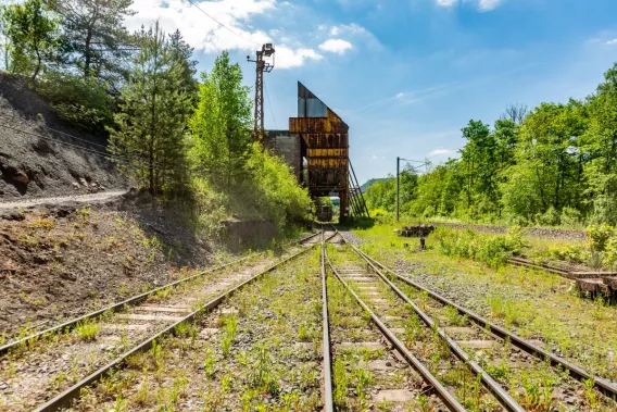 Voies ferrées et installation de chargement de la carrière de Raon-l’Étape permettant l’expédition ferroviaire des granulats.
