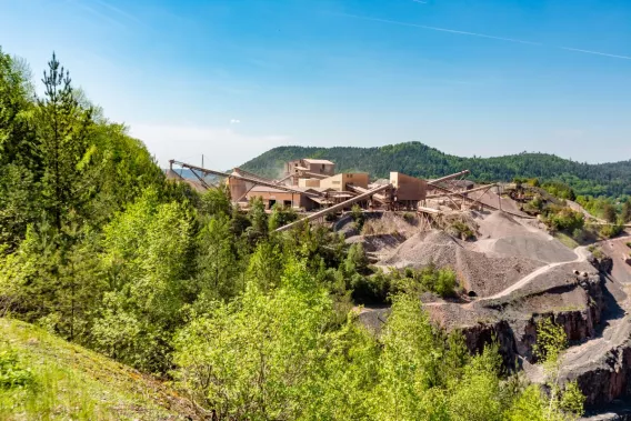 Vue d’ensemble de la carrière de Raon-l’Étape avec installations de production de granulats et zones d’extraction dans les Vosges.
