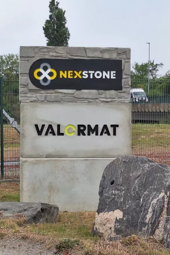 Totem Nexstone et Valormat illustrant des solutions minérales pour construction et valorisation des matériaux