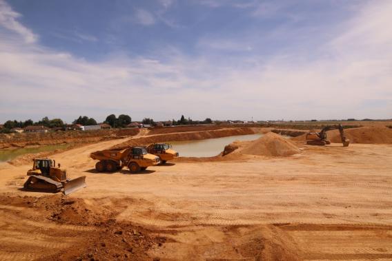 Carrière de Vauclerc avec bassin de décantation et engins de production de granulats.