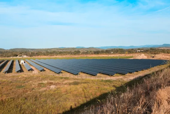 Champ de panneaux photovoltaïques installé sur une carrière, illustrant la valorisation des espaces et la production d'énergie solaire.