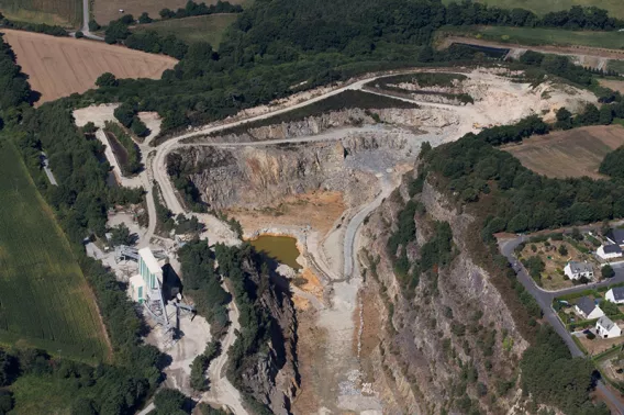 Vue aérienne de la carrière de Plumelin illustrant les zones d'extraction de matériaux minéraux et l'organisation du site d'exploitation.
