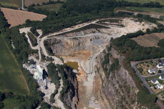 Vue aérienne de la carrière de Plumelin illustrant les zones d'extraction de matériaux minéraux et l'organisation du site d'exploitation.