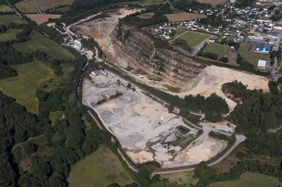Vue aérienne de la carrière de Plumelin illustrant l'exploitation de matériaux minéraux, les fronts de taille et l'organisation du site d'extraction.