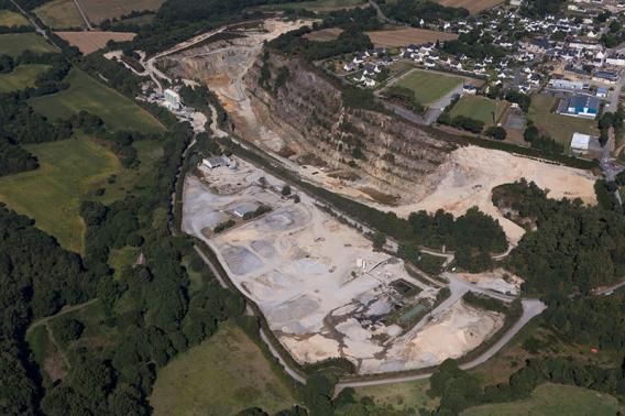Vue aérienne de la carrière de Plumelin illustrant l'exploitation de matériaux minéraux, les fronts de taille et l'organisation du site d'extraction.