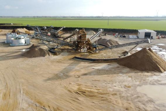 Carrière de Vauclerc avec installation de concassage et de criblage, convoyeurs et stocks de granulats destinés aux chantiers de construction, de travaux publics et d'aménagement.
