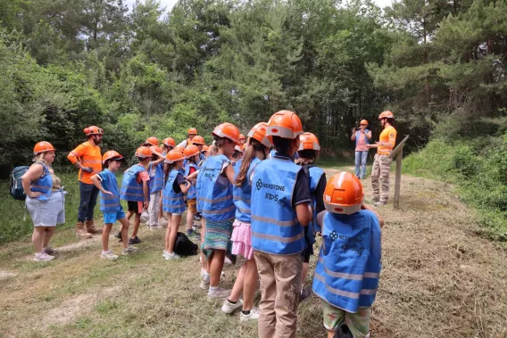 Groupe d'élèves participant à une visite sur la biodiversité de la carrière de Bainville, avec une présentation des milieux naturels et de la faune locale.