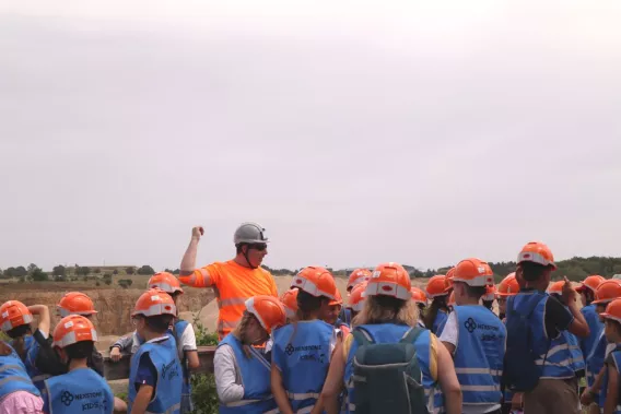 Présentation de la carrière de Bainville à un groupe d'élèves lors d'une visite pédagogique du site.