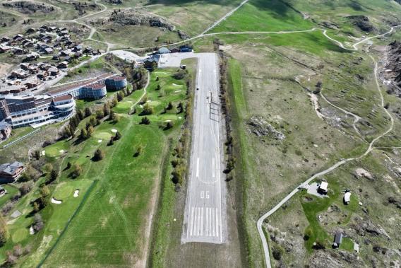 Vue aérienne de la piste rénovée de l’altiport Henri Giraud à l’Alpe d’Huez, réalisée avec les granulats de la carrière d’Auris.