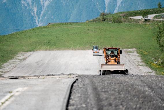 Travaux de rénovation de la piste de l’altiport de l’Alpe d’Huez avec mise en œuvre des matériaux.