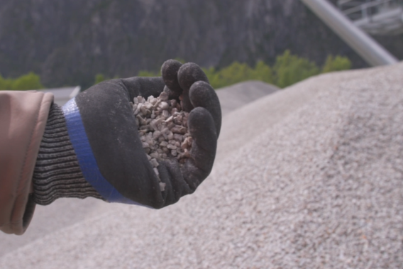 Gravillons issus de la carrière d’Auris, sélectionnés pour la rénovation de la piste de l’altiport de l’Alpe d’Huez.