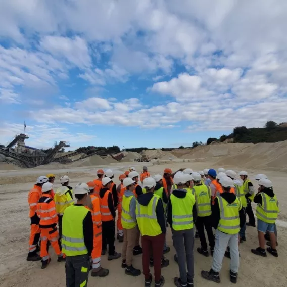 Visite pédagogique d'élèves à la carrière Nexstone de Saint-Porchaire en Charente-Maritime