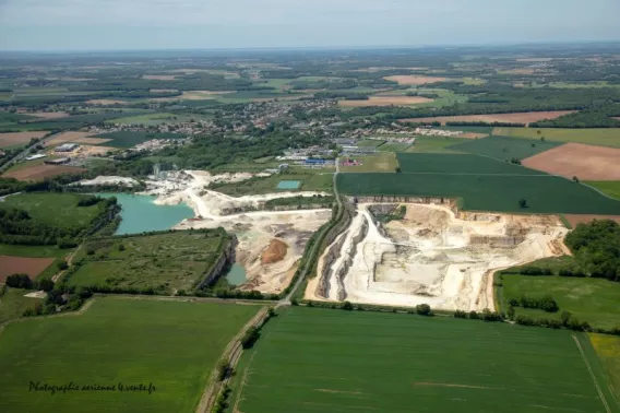 Vue aérienne de la carrière de Saint-Porchaire intégrée dans son environnement naturel