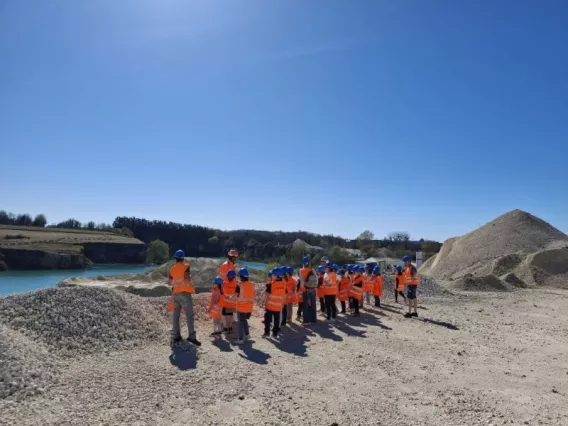 Élèves de CM1 en visite pédagogique sur la carrière Nexstone de Saint-Porchaire