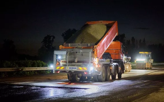 Camion de transport de granulats sur chantier autoroutier A61, intervenant dans les travaux de revêtement et d’infrastructures routières