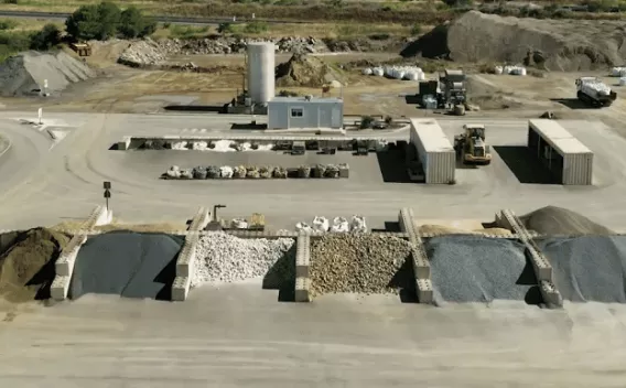 Plateforme de matériaux de Béziers avec zones de stockage de granulats recyclés et minéraux, dédiée à l’approvisionnement des chantiers de construction et de travaux publics