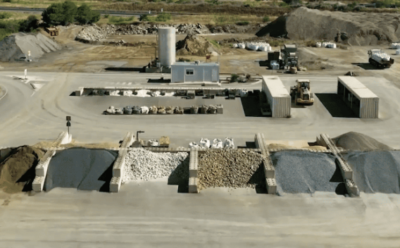Plateforme de matériaux de Béziers avec zones de stockage de granulats recyclés et minéraux, dédiée à l’approvisionnement des chantiers de construction et de travaux publics