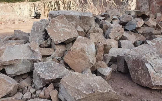 Blocs rocheux, vue rapprochée de matériaux minéraux de grande dimension utilisés pour les travaux de soutènement, d’aménagement paysager et d’ouvrages en génie civil.