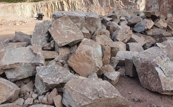 Blocs rocheux, vue rapprochée de matériaux minéraux de grande dimension utilisés pour les travaux de soutènement, d’aménagement paysager et d’ouvrages en génie civil.