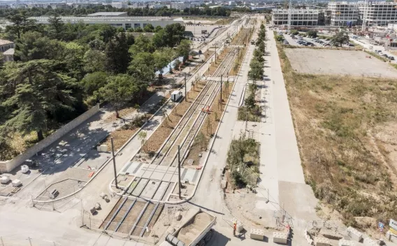 Chantier de la ligne 1 du tramway de Montpellier avec pose des rails et aménagement des infrastructures urbaines