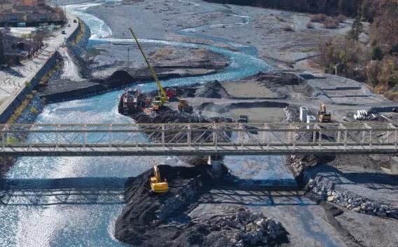 Aménagement fluvial au pont des Arches avec mise en œuvre de granulats et ouvrages de protection hydraulique.