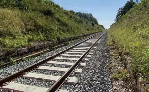 Infrastructure ferroviaire, ligne des horlogers SNCF; en milieu naturel avec lit de ballast, garantissant la durabilité et la performance des voies.