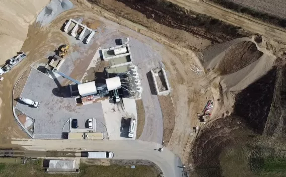Site de Saint-Loup, vue aérienne d’une installation de production et de traitement de matériaux avec zones de circulation, équipements industriels et organisation des flux sur site d’exploitation.