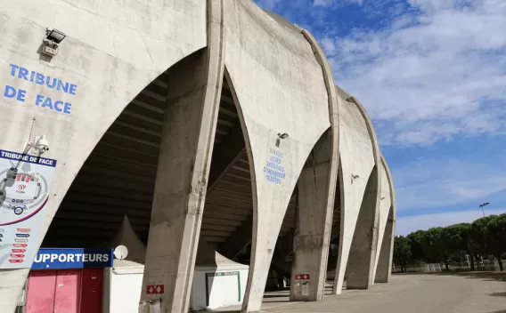 Stade de la Méditerranée à Béziers avec structure en béton architectonique, illustrant un ouvrage d’infrastructure aux formes portantes et à forte portée esthétique.