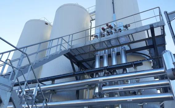 Usine de Laval équipée de silos et installations industrielles pour la production de matériaux minéraux destinés à la construction et aux infrastructures