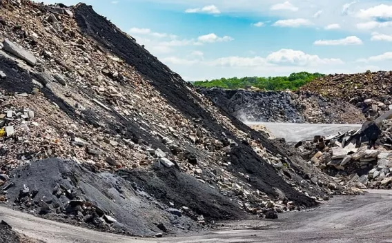 Stock de matériaux issus de la déconstruction de chaussées, valorisés pour les travaux routiers et l’aménagement d’infrastructures