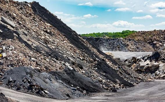 Stock de matériaux issus de la déconstruction de chaussées, valorisés pour les travaux routiers et l’aménagement d’infrastructures