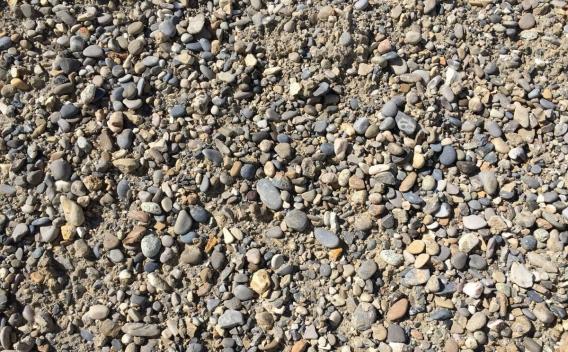 Tout-venant, vue rapprochée de mélange de granulats de différentes tailles, utilisé pour les couches de fondation en voirie et les travaux d’aménagement.