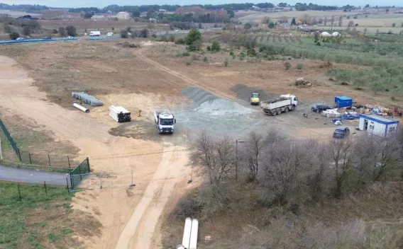 Chantier de remblai pour réseau d’eau à Béziers avec stockage de matériaux minéraux et engins.