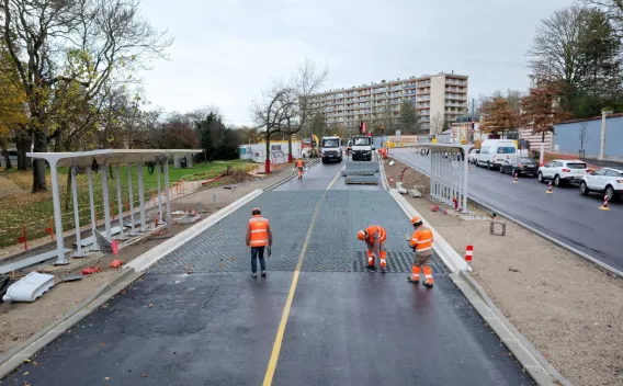 Mise en œuvre de solution de revêtement perméable en voirie, pose de structures alvéolaires pour gestion des eaux et aménagement urbain.