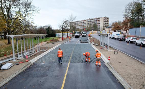 Mise en œuvre de solution de revêtement perméable en voirie, pose de structures alvéolaires pour gestion des eaux et aménagement urbain.