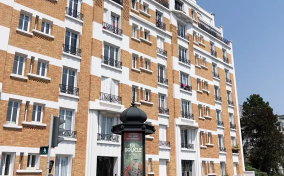 Immeuble résidentiel en briques avec façades rénovées, intégrant des matériaux de construction en milieu urbain.