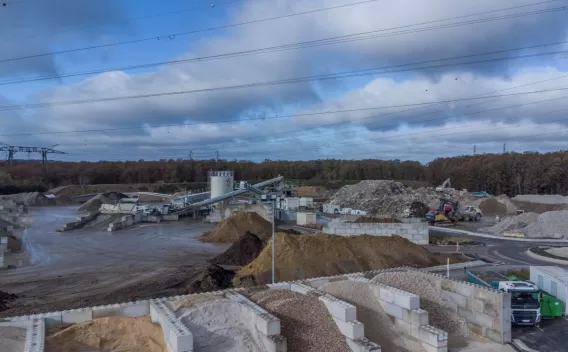 Plateforme de recyclage Valormat à Marcoussis avec traitement et réemploi de matériaux minéraux pour aménagement et infrastructure.