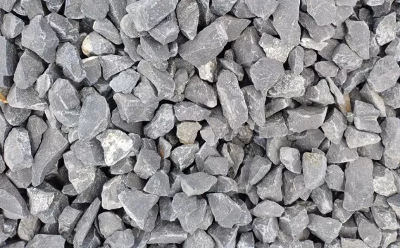 Granulats concassés gris 10/14 mm, pierres anguleuses utilisées pour drainage, voirie et aménagement extérieur