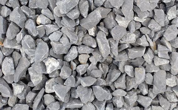 Granulats concassés gris 10/14 mm, pierres anguleuses utilisées pour drainage, voirie et aménagement extérieur
